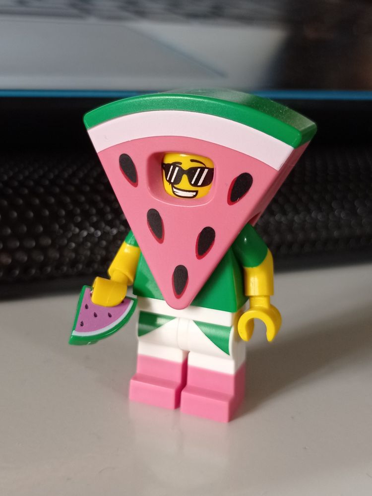 Minifigurine Lego dans une costume de pastèque 