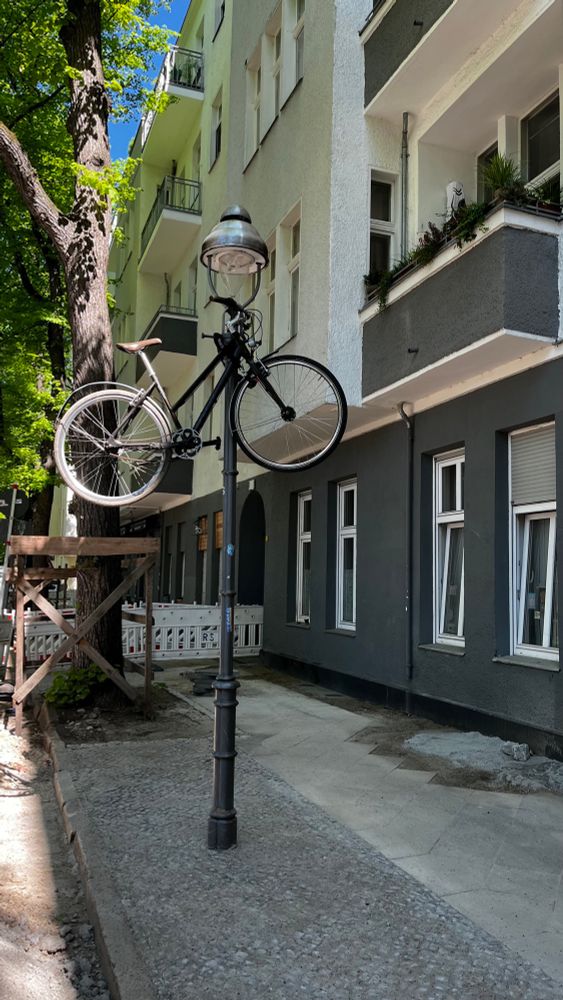 A bike lock to the top of a lamp post