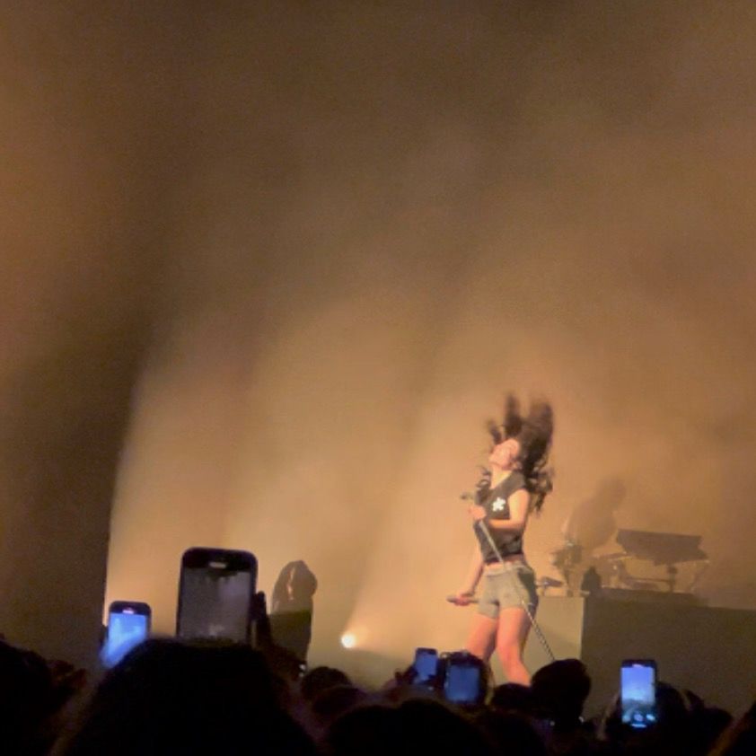 Photo of Lorde flipping her hair back on stage