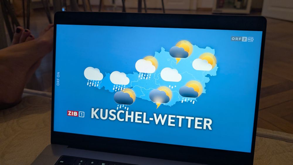 Laptop aut dem die Zeit im Bild (österreichische Nachrichten) läuft. Unter der grafischen Wettervorschau, die viel Regen zeigt, steht groß "Kuschel-Wetter".