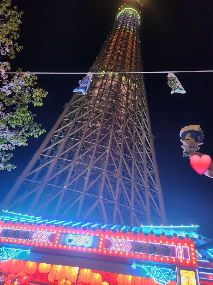 スカイツリーと屋台の電飾と空飛ぶシュウマイくん