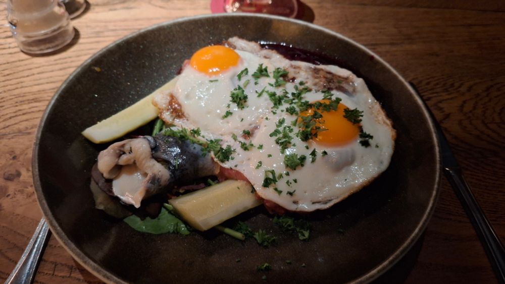 Ein Teller mit Labskaus und 2 Spiegeleiern