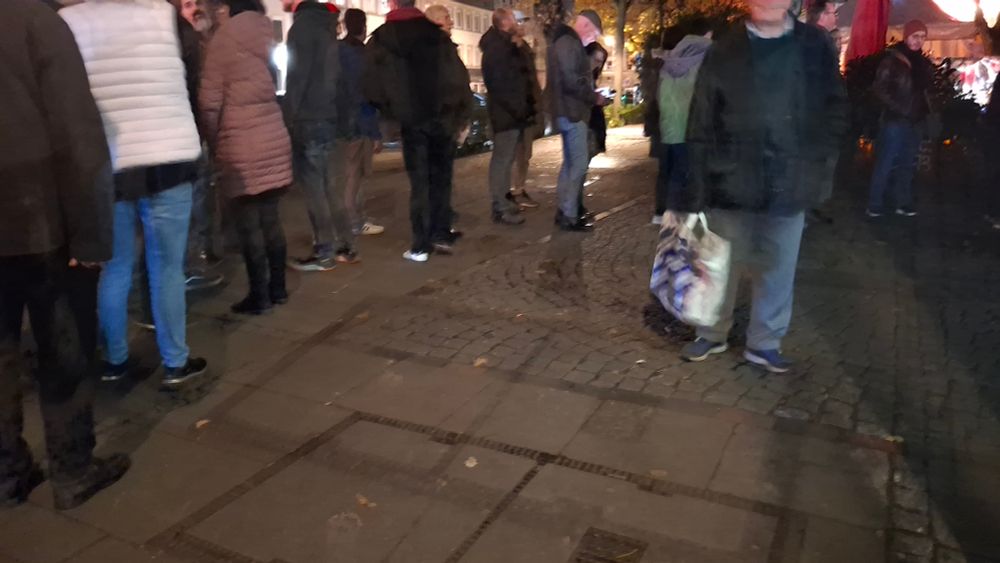 Eine Schlange Menschen 