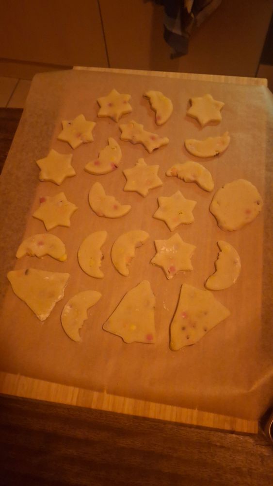 Plätzchenteig-Rohlinge auf einem Backblech auf einem Tisch