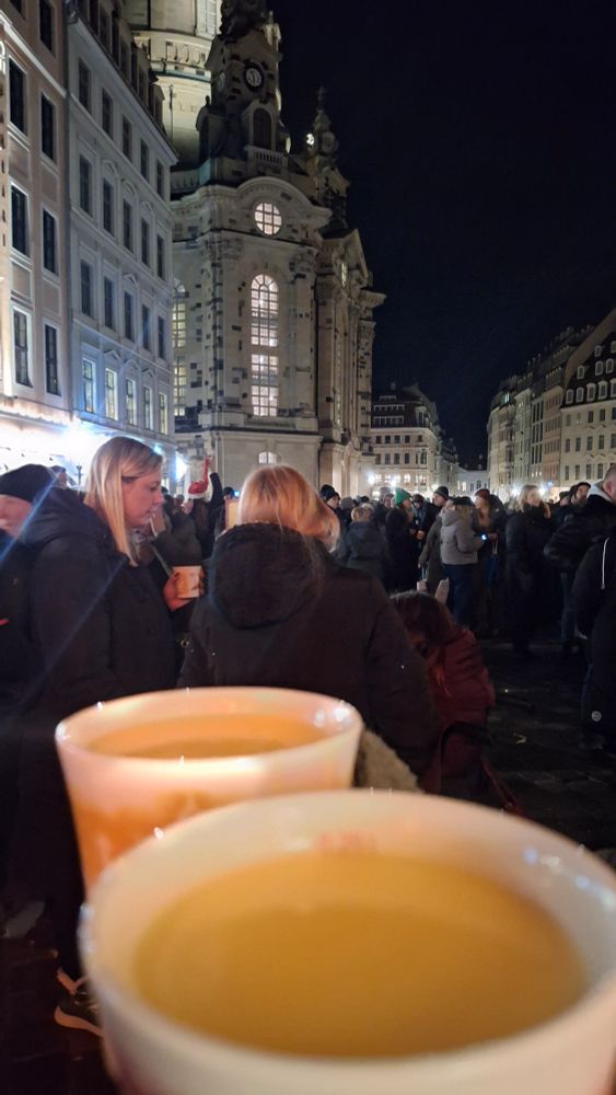 Im Vordergrund 2 Tassen Eierpunsch, im Hintergrund die Dresdener Frauenkirche 