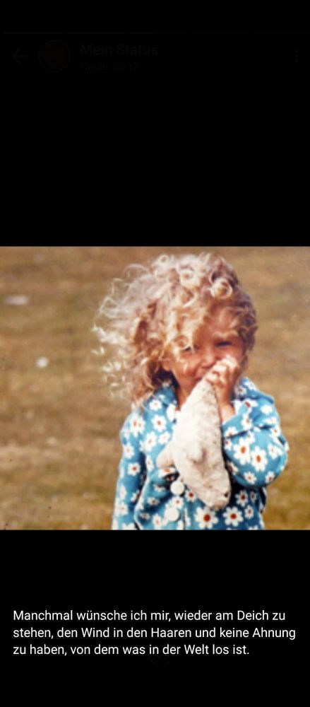 Manchmal wünsche ich mir, wie dieses 3-jährige Mädchen mit dem Kuscheltier und dem Wind in den blonden Locken (minime) zu sein und nicht zu wissen, was in der Welt los ist. 
Nicht zu wissen, was sich Menschen antun können. Was für menschenunwürdiges Leben es gibt. Und nicht lesen, sehen oder hören zu müssen, was Kriege, Faschismus, Extremismus, Islamismus, machthungrige, sadistische Männer, Despoten, Diktatoren, wie Hitler, Putin etc. pp. tun. Wieviel unnötigesLeid entsteht. Wieviele Traumata. Und wie sich dadurch die Welt negativ verändert. What a time to be alive!