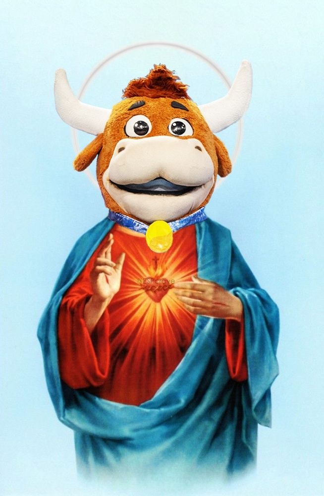 Meme de la vaca de peluche del programa Gran Prix de RTVE catacterizada como una Virgen del Sagrado Corazón.