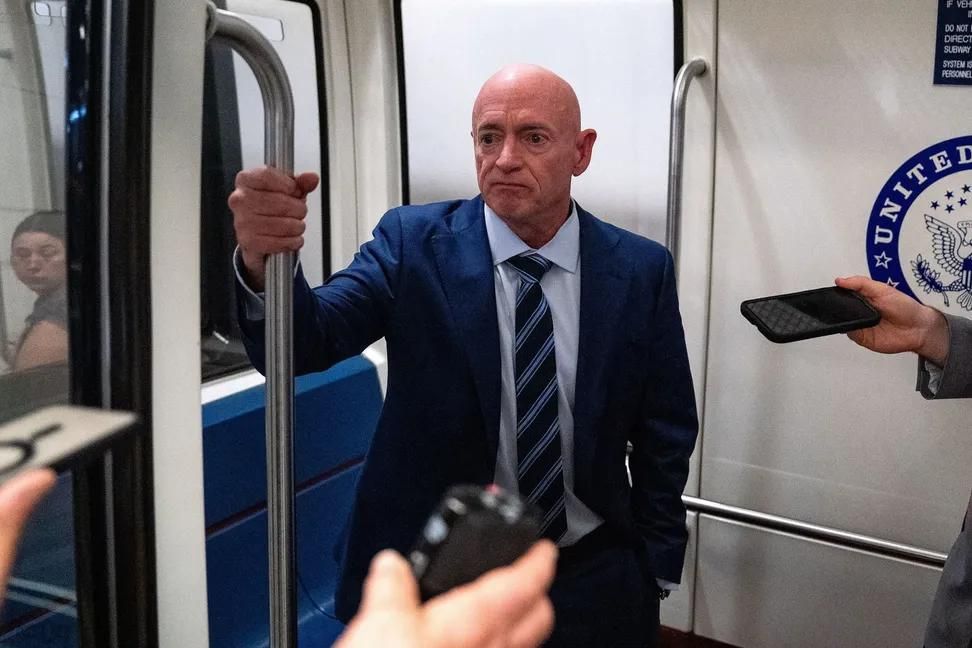 I've given too much to this country to let bullies shut me up. 
— Sen. Mark Kelly

Raise your hand if you agree with Mark Kelly✋.