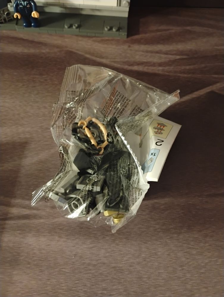 Briques en sachets et instructions froissées.