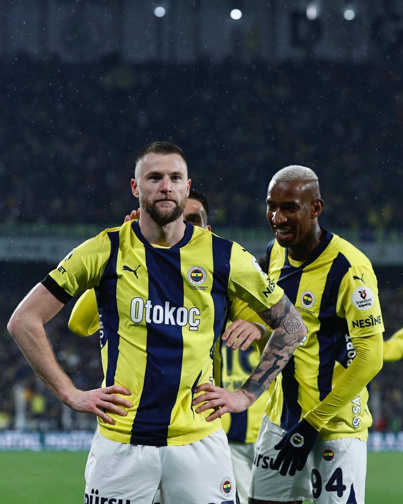 Skriniar ve Talisca gol sonrası kutlama yapıyor.