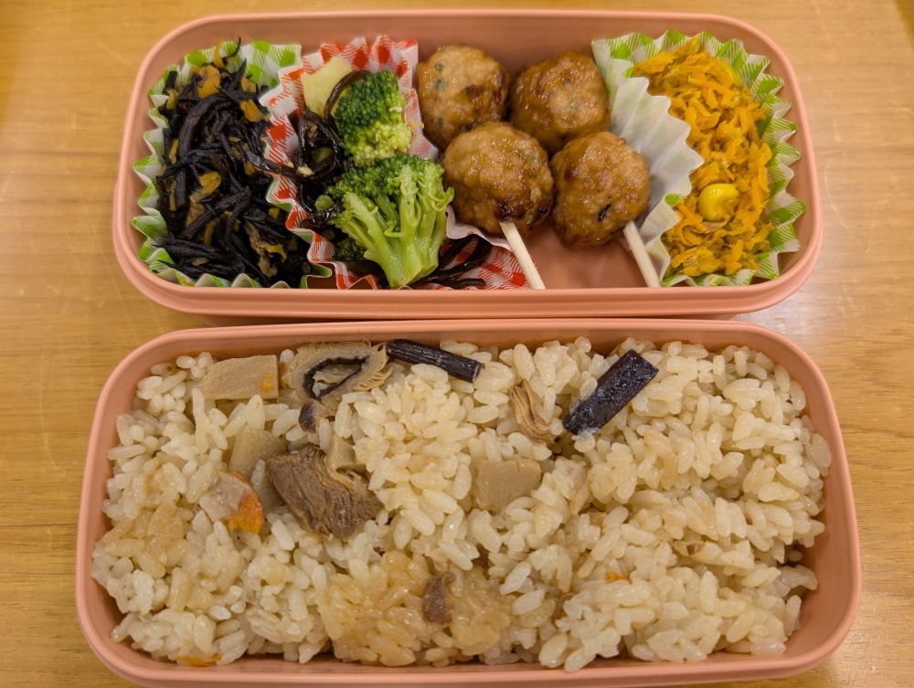 お弁当の画像。
鶏つくね（冷凍食品）
ひじきの煮物
にんじんしりしり
ブロッコリーの塩昆布あえ
鶏五目ご飯