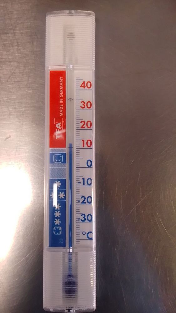 Flüssigkeitsthermometer zeigt 13 Grad
