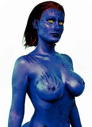 Andressa Urach com o corpo pintado de azul caracterizada igual à Mística dos X-Men