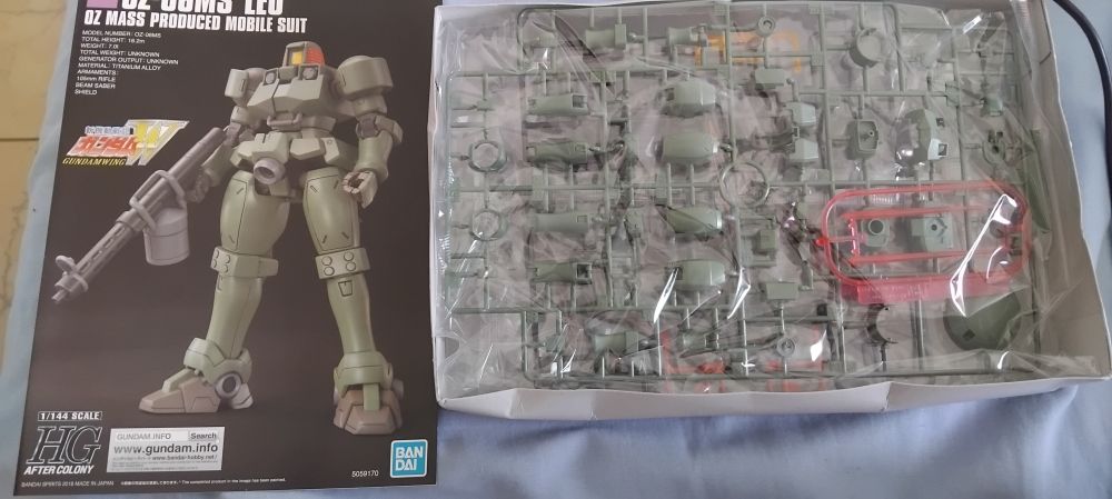 Peças e manual para a montagem do model kit do MS Leo de Gundam Wing