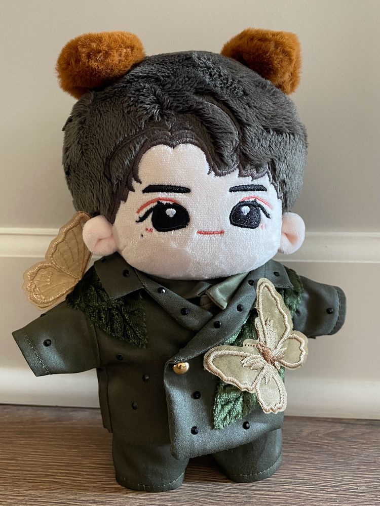 Cubao wearing his own version of the Mithridate green suit with black rhinestones, green leaves, and gold butterflies.
