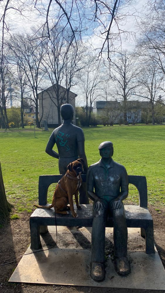 Bank mit zwei Menschen als Plastik, aus Metall, dazu unser Hund 