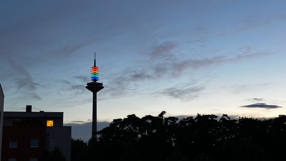 Und hier an einem anderen Abend und mit ein wenig mehr Umfeld, Haus und Bäumen.
