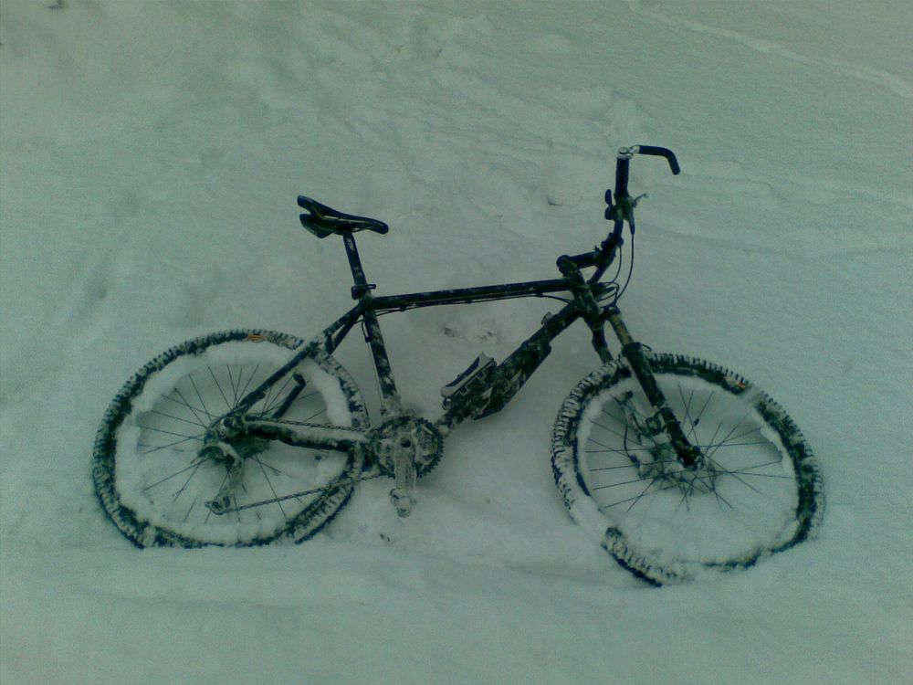Mein Fahrrad liegt im Schnee.
