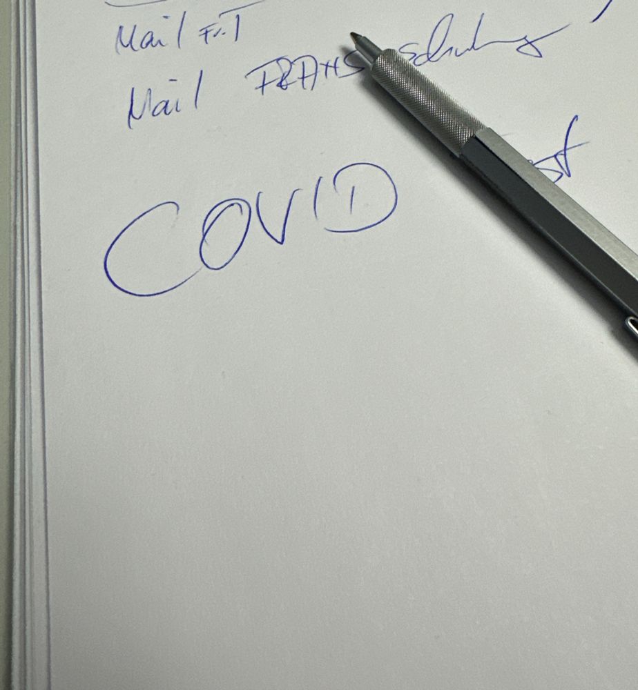 Ein Blatt Papier und ein Kugelschreiber, auf dem Papier ein paar Notizen 