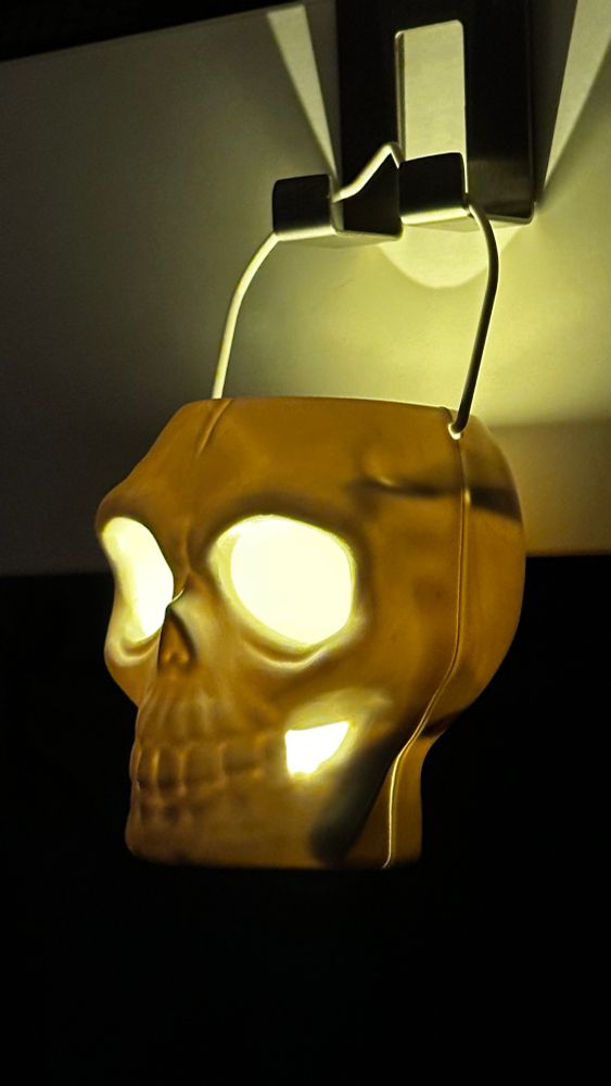 Eine Totenkopflampe, deren Augen leuchten