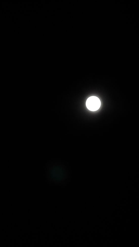 Der Mond, schwarzer Hintergrund, heller Punkt.