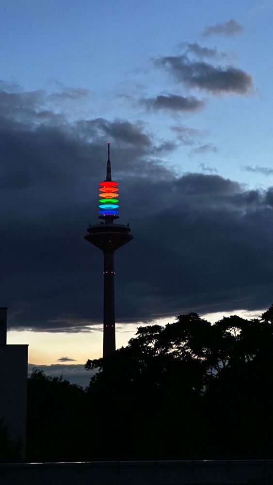 Ginnheimer Spargel in der abenddämmerung. Die Teller sind in den Regenbogenfarben angeleuchtet....