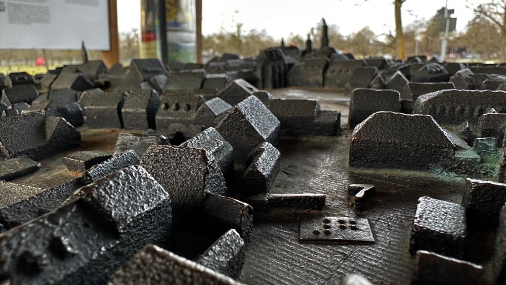 Häuser und strassen in miniatur, in der Mitte ein braille.