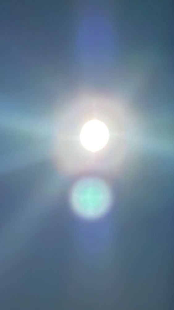 Der Mond, nahaufnahme, sehr hell und nicht so dunkler hintergrund.