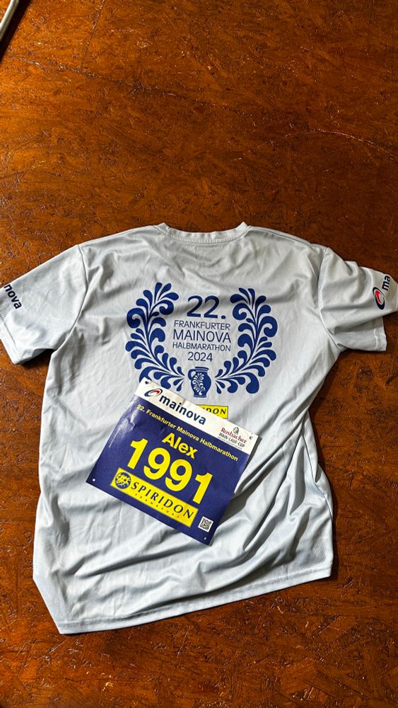 T shirt vom halbmarathon mit Startnummer 