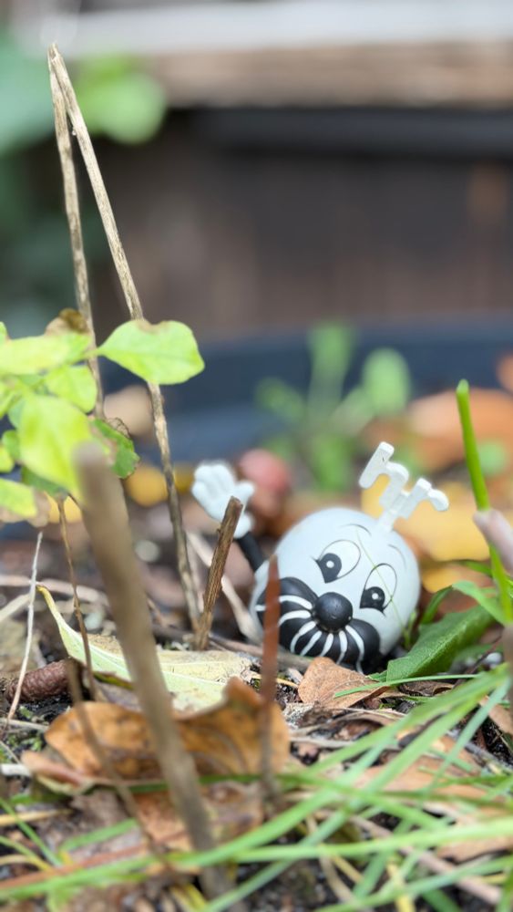 Die Figur des hessischen Rundfunk, Onkel Otto, auf einer Wiese im Garten liegend 