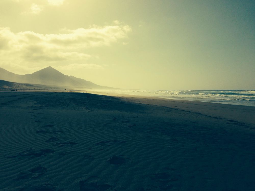 Fuerteventura, Strand mit Blick auf die Berge 