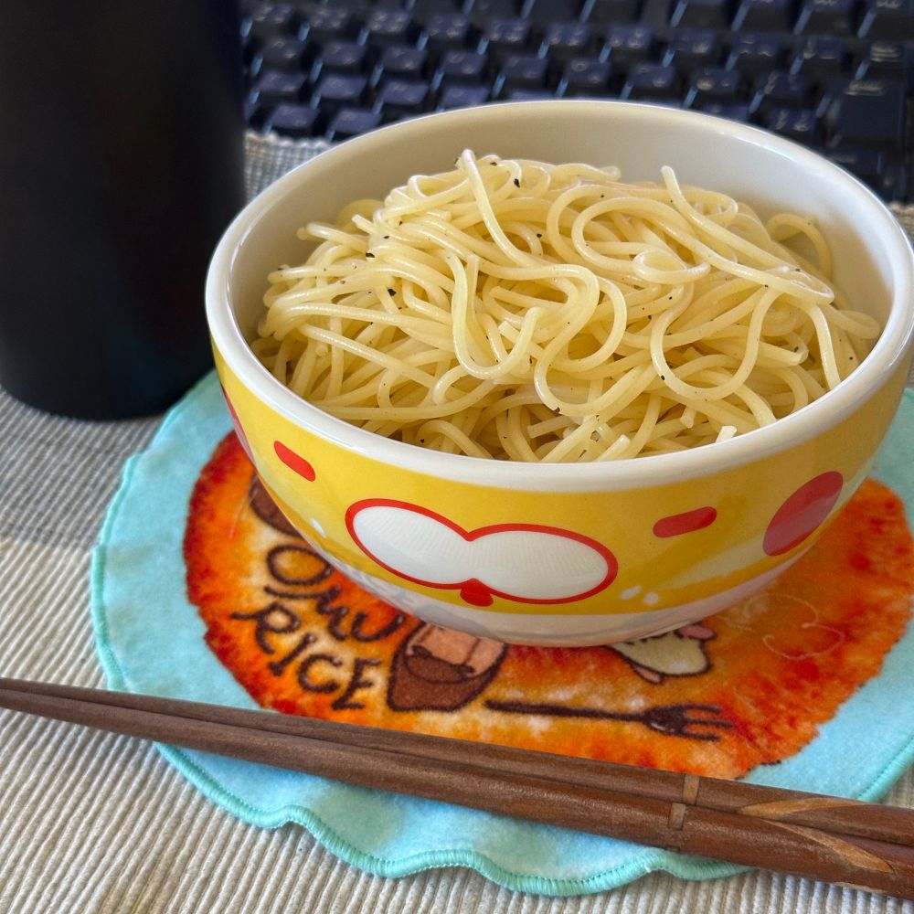 らいす茶碗（おむらいす食堂さんのグッズ）にペペロンチーノを盛り付けました