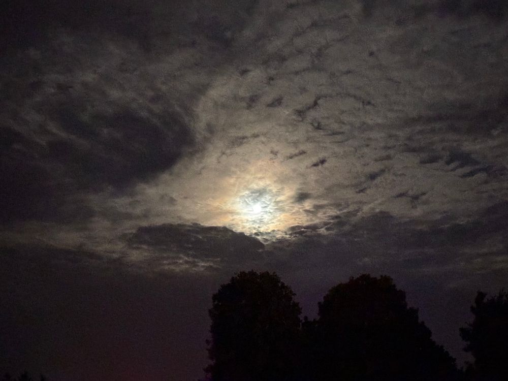 der mond leuchtet hinter den wolken