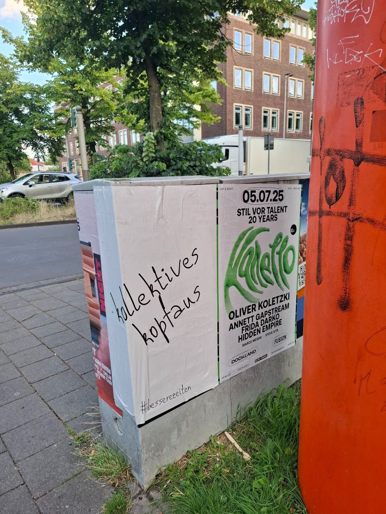 Plakat mit dem Slogan "kollektives kopfaus" auf weißem Untergrund. Dazu das Hashtag #bessereZeiten.