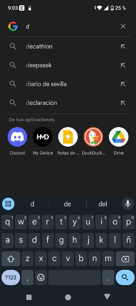 Prueba de mi teléfono con el buscador de Google. En la barra de búsqueda está solo la letra D. Deepseek está en segunda posición, detrás de Decathlon.