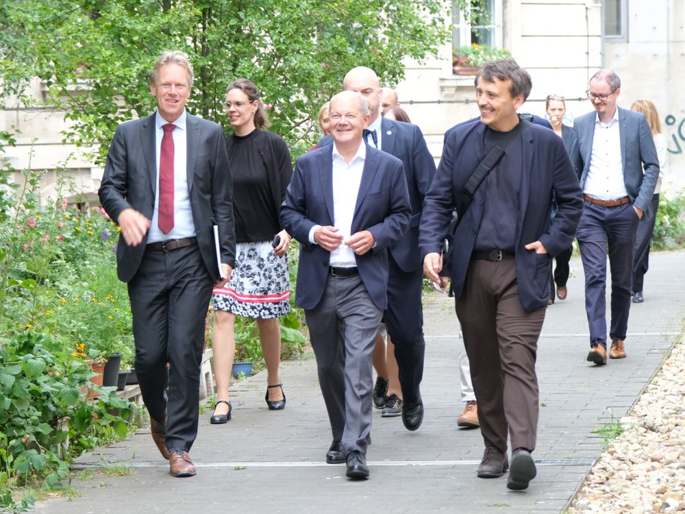 Im Anschluss an das Gespräch mit den Wissenschaftler*innen und der Direktion besuchte Scholz am zweiten Standort des ZZF, Am Neuen Markt 9d, die Foto-Ausstellung "Bizarre Normalität"