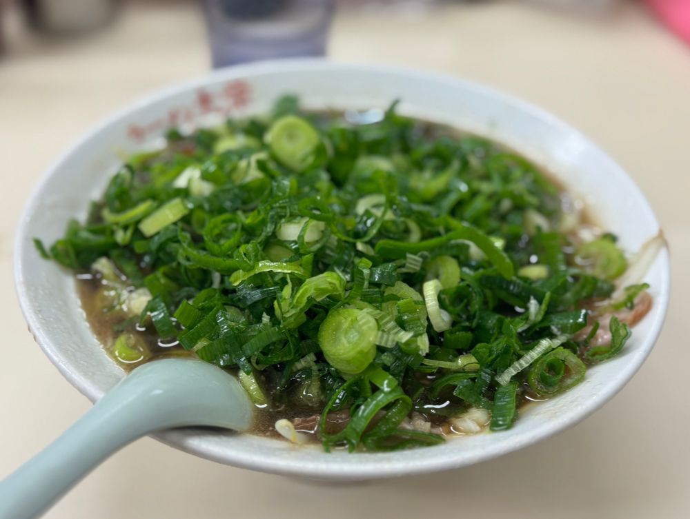 醤油ラーメンネギ増しの写真。九条ネギたっぷり。
