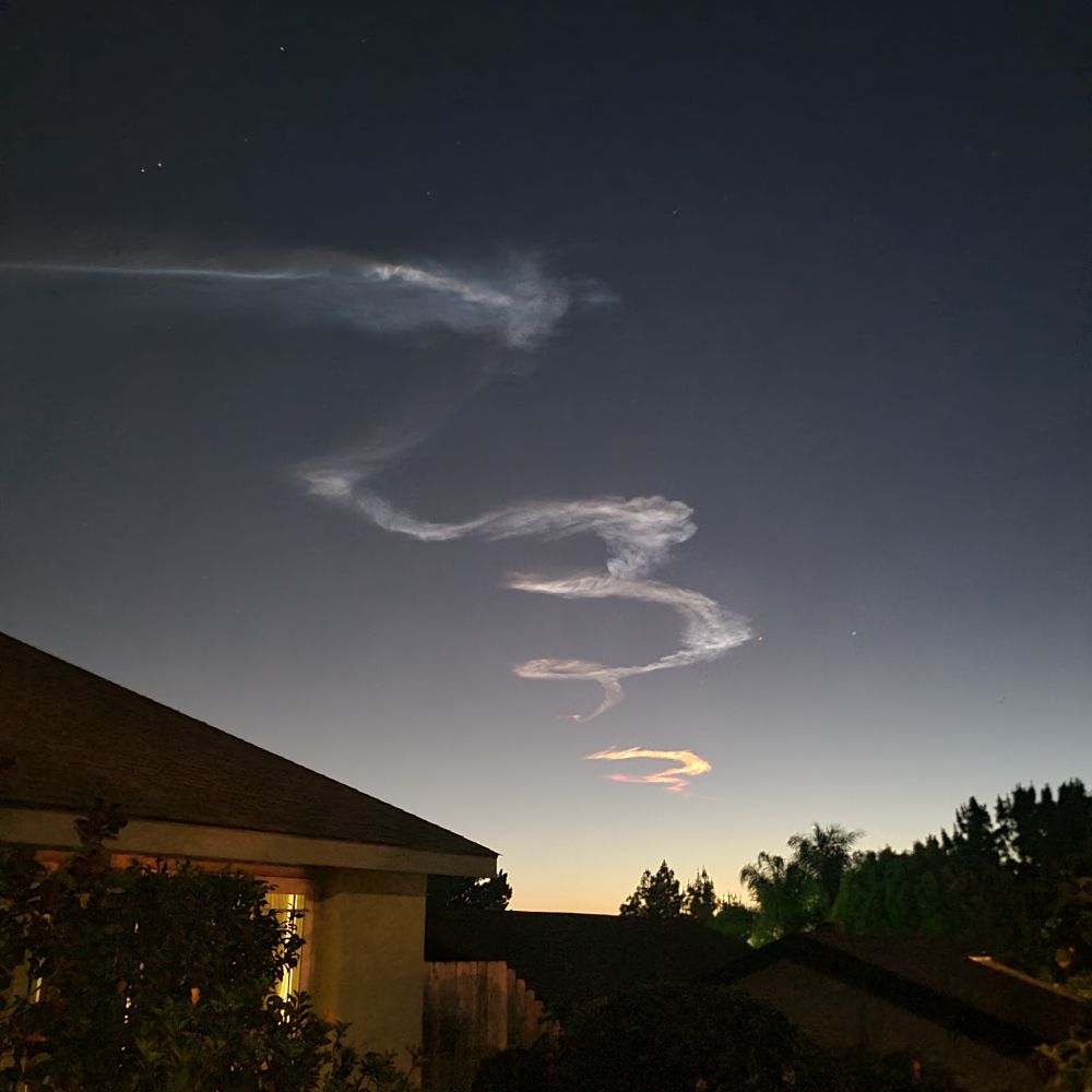 Wierd streaks of clouds in the sky in the final part of a sunset.  I'm pretty sure they're from a space X rocket launch 
As described here
Live coverage: SpaceX to launch 26 Starlink satellites on Falcon 9 rocket from Vandenberg SFB – Spaceflight Now 
https://share.google/U5WpGocchBo0cZ0QM