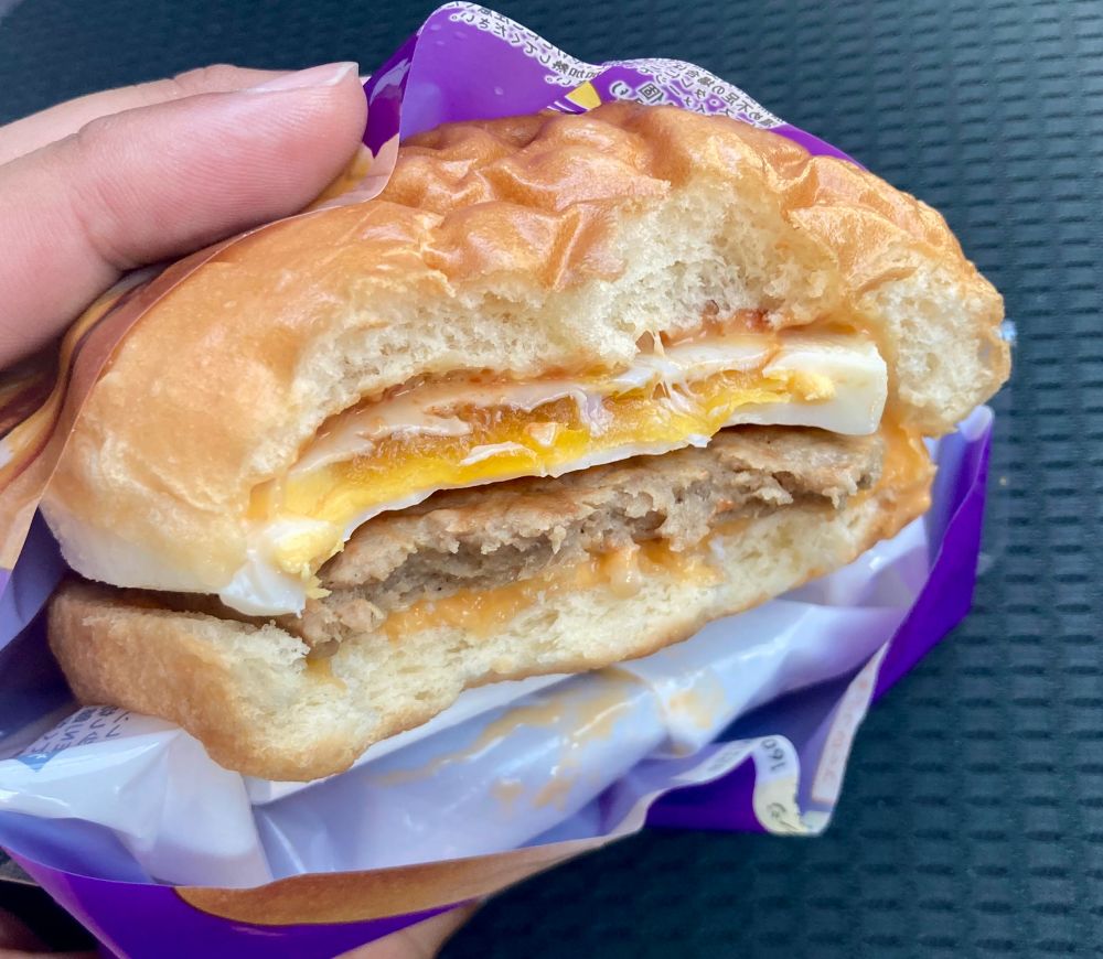 月見チーズバーガー
"月見"は整形された目玉焼き
チーズは流れて奥で一塊に😭