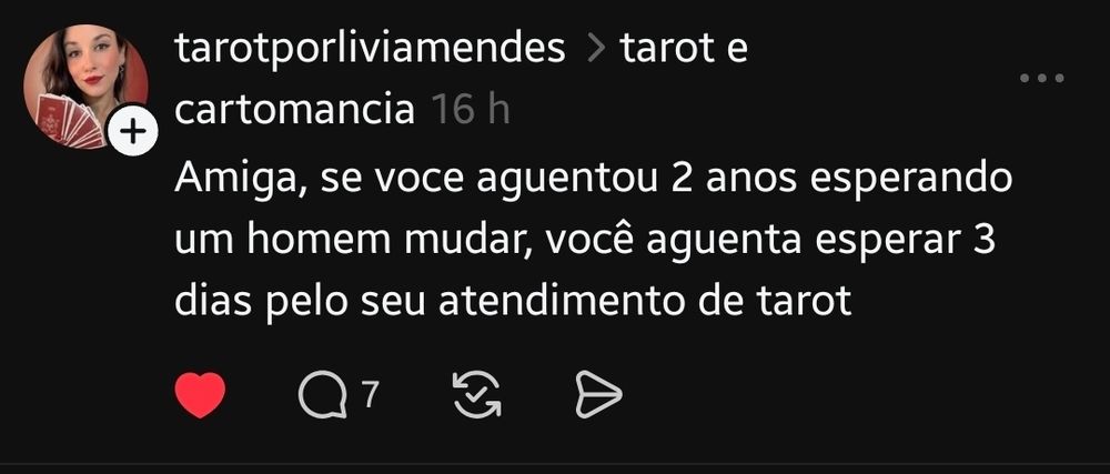 Print do threads com a seguinte mensagem: Amiga, se voce aguentou 2 anos esperando um homem mudar, você aguenta esperar 3 dias pelo seu atendimento de tarot