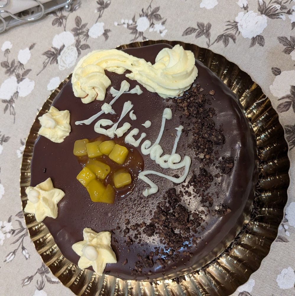 Tarta de 8-10 raciones a repartir entre 5 personas.

Era de chocolate, naranja y mango.