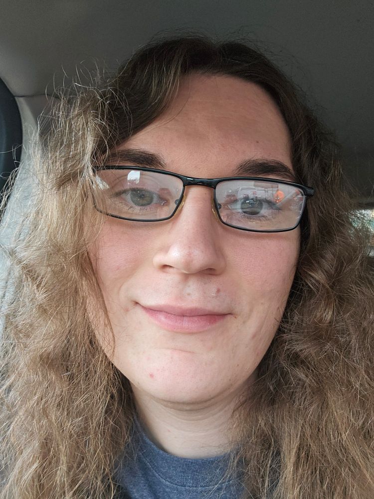 Picture of Kiri sitting in her car smiling gently 