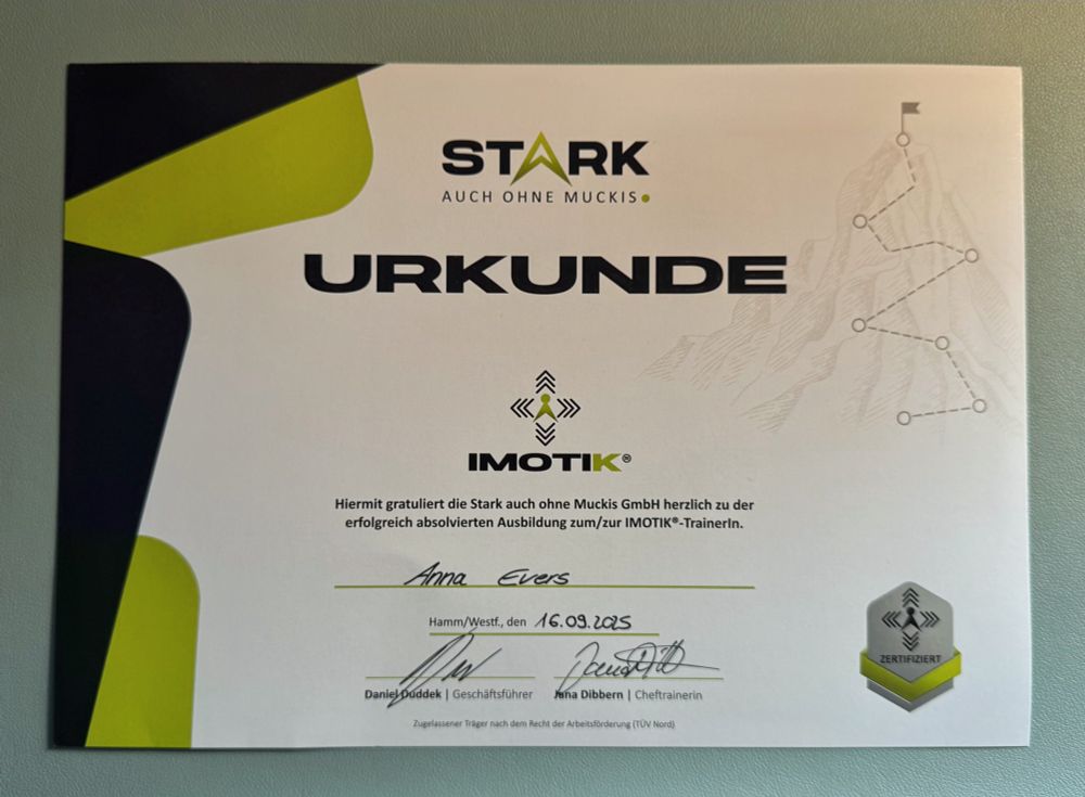 Zertifikatsurkunde von Stark auch ohne Muckis für Anna Evers: Erfolgreich absolvierte Ausbildung zur IMOTIK®-Trainerin. Mit Logo, Datum und Unterschriften.