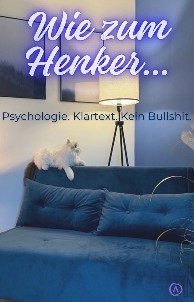 Ein stimmungsvoll eingerichteter Praxisraum mit samtblauem Sofa und passender Wandfarbe. Auf der Sofalehne liegt eine flauschige weiße Katze. Eine Stehlampe beleuchtet sanft den Raum. An der Wand hängen minimalistische Bilder in Blautönen. Text in lila-pinker Leuchtschrift: „Wie zum Henker…“
Darunter in dunkelblauer Schrift: „Psychologie. Klartext. Kein Bullshit.“