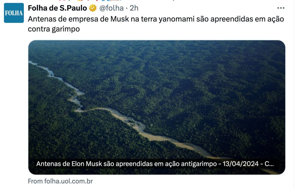Imagem aerea da amazonia toda de arvores, com um fino igarapé ao meio