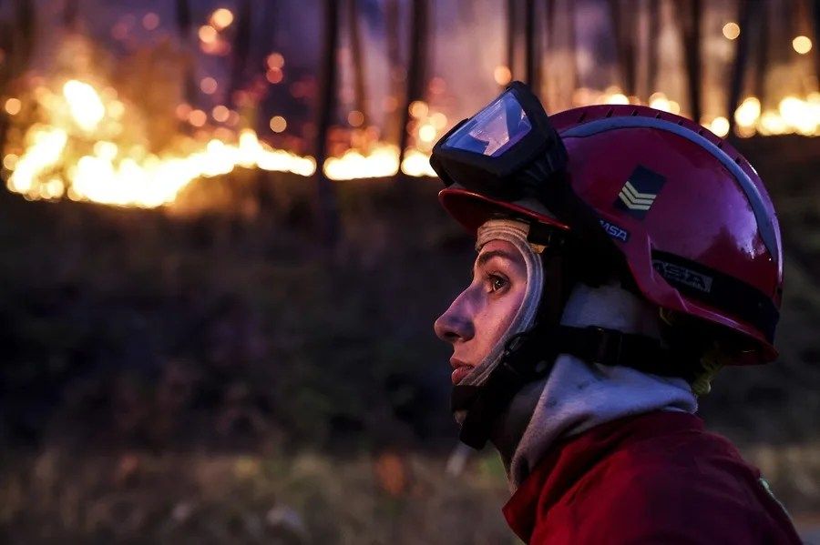 Lisboa (EFE).- La ola de incendios que asola Portugal desde hace semanas ha causado la muerte de una tercera persona, un hombre que falleció anoche al caerse de la máquina agrícola que conducía mientras combatía las llamas en el municipio de Mirandela, en el distrito de Bragança. El oficial de Operaciones de la Autoridad Nacional … Leer más(Feed generated with FetchRSS)