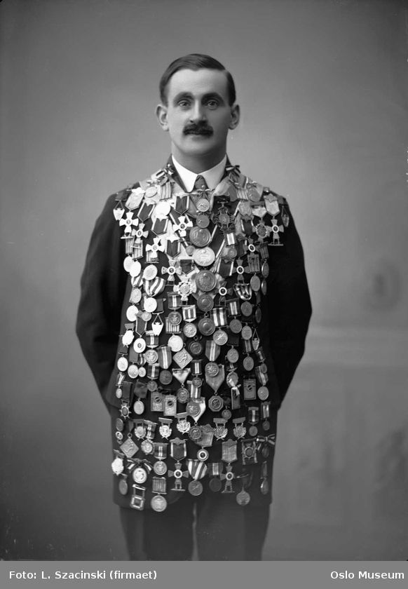 Someone covered in medals.

Photo: L. Szacinski
Oslo Museum