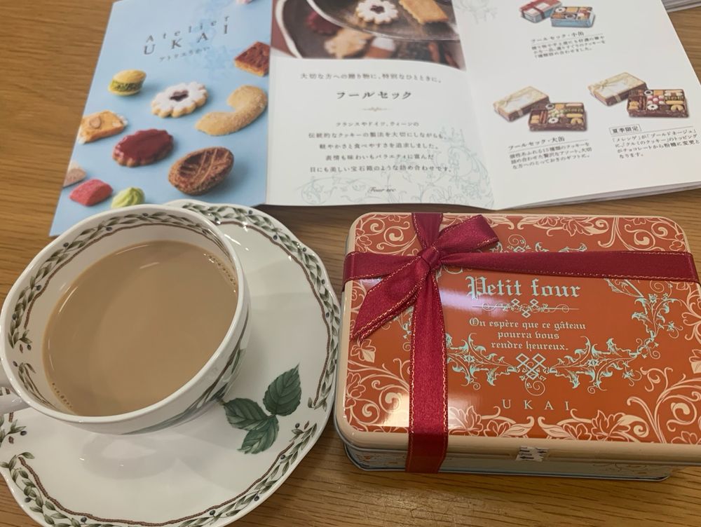 クッキー缶とミルクティー