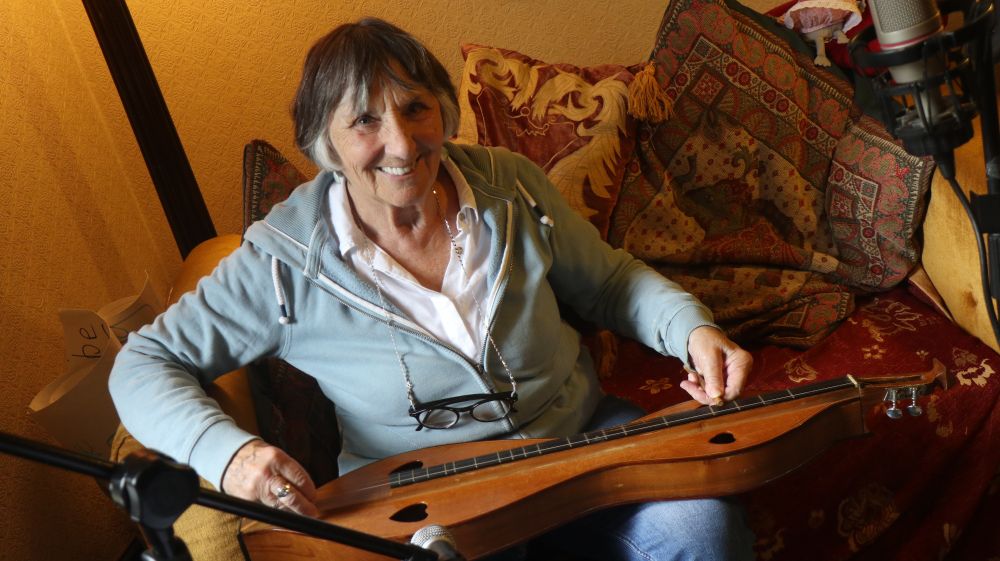 Folk musician Sandra Kerr playing a dulcimer