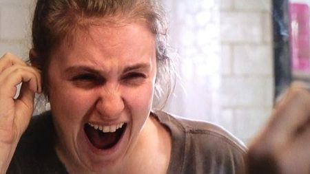 Hannah Horvath, personaje de Girls, metiéndose un bastoncillo en el oído hasta hacerse mucho daño
